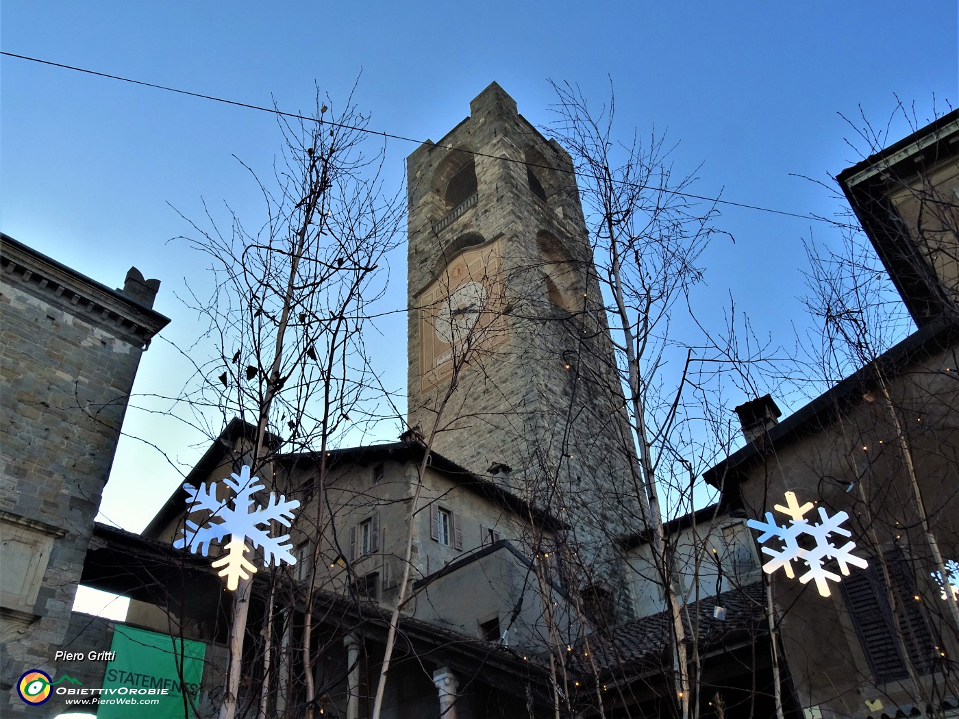 04 In Piazza Vecchia - Torre Civica in atmosfera natalizia.JPG
